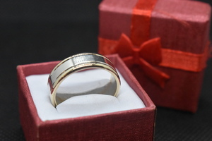 10K Michael Hill Gold Band Ring
