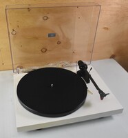 Pro-Ject Debut Carbon Evo Turntable - White