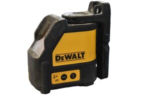 DeWALT DW088 laser level in case